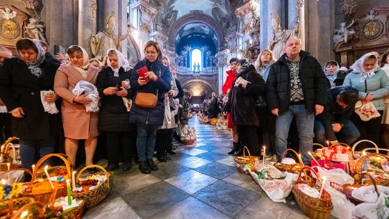 image:Image Liturgie s žehnáním pokrmů u Sv. Mikuláše na Malé Straně v Praze.