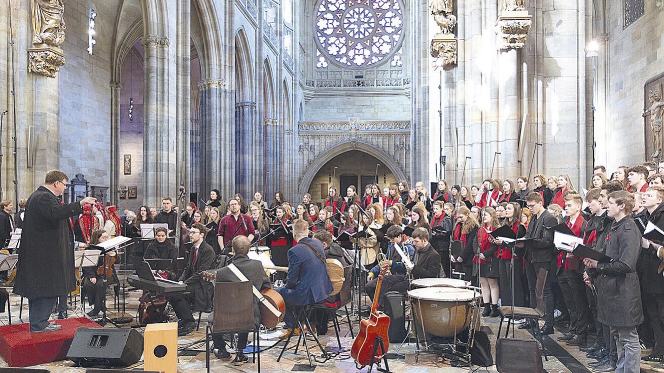 image:Image Hudbou a zpěvem liturgii ve svatovítské katedrále doprovodila pětice sborů.