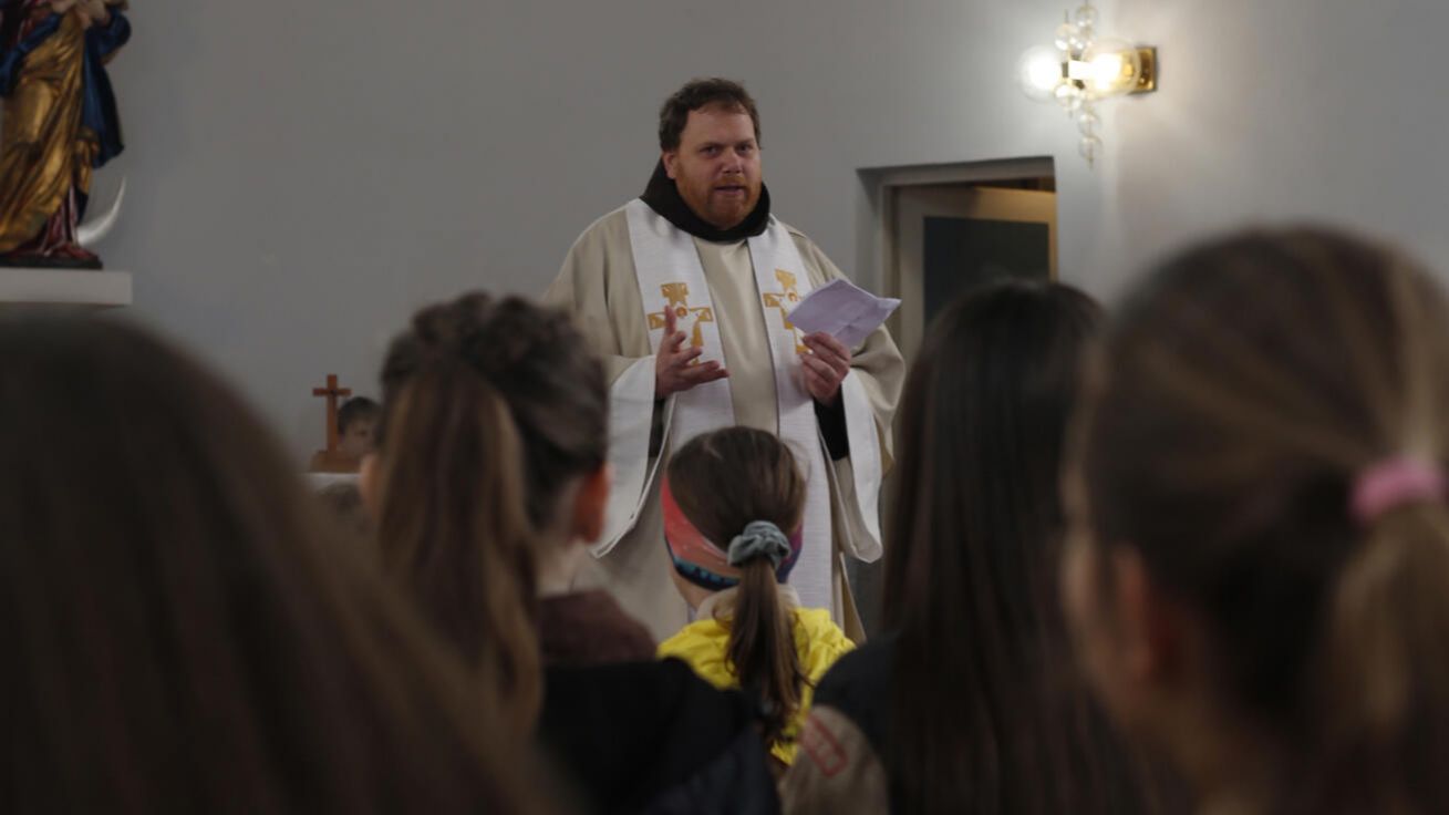 image:Image Sv. Jiří je patronem skautů. Liberecký oddíl Ichthys si jeho památku připomněl v předvečer jeho svátku 23. dubna při výpravě do kostela Panny Marie u Obrázku, kde pro ně slavil mši svatou františkán P. Bernard Ondřej Mléčka. „Jelikož jsme křesťanský oddíl, tak jsme to spojili s bohoslužbou,“ vysvětlil liberecký skaut a organizátor výpravy Jakub Cvejn.