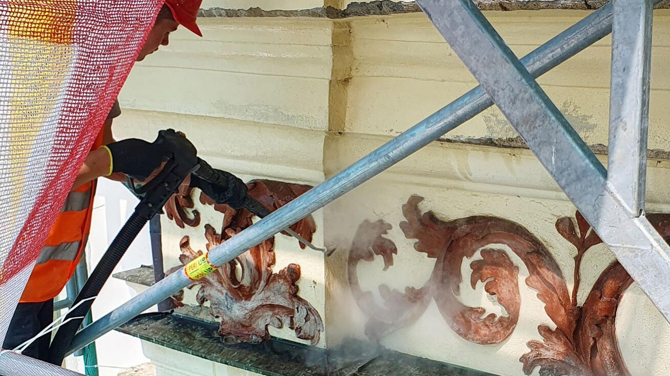 image:Image Před restaurováním očistili pracovníci zdobné prvky fasády na průčelí kostela vodní párou.