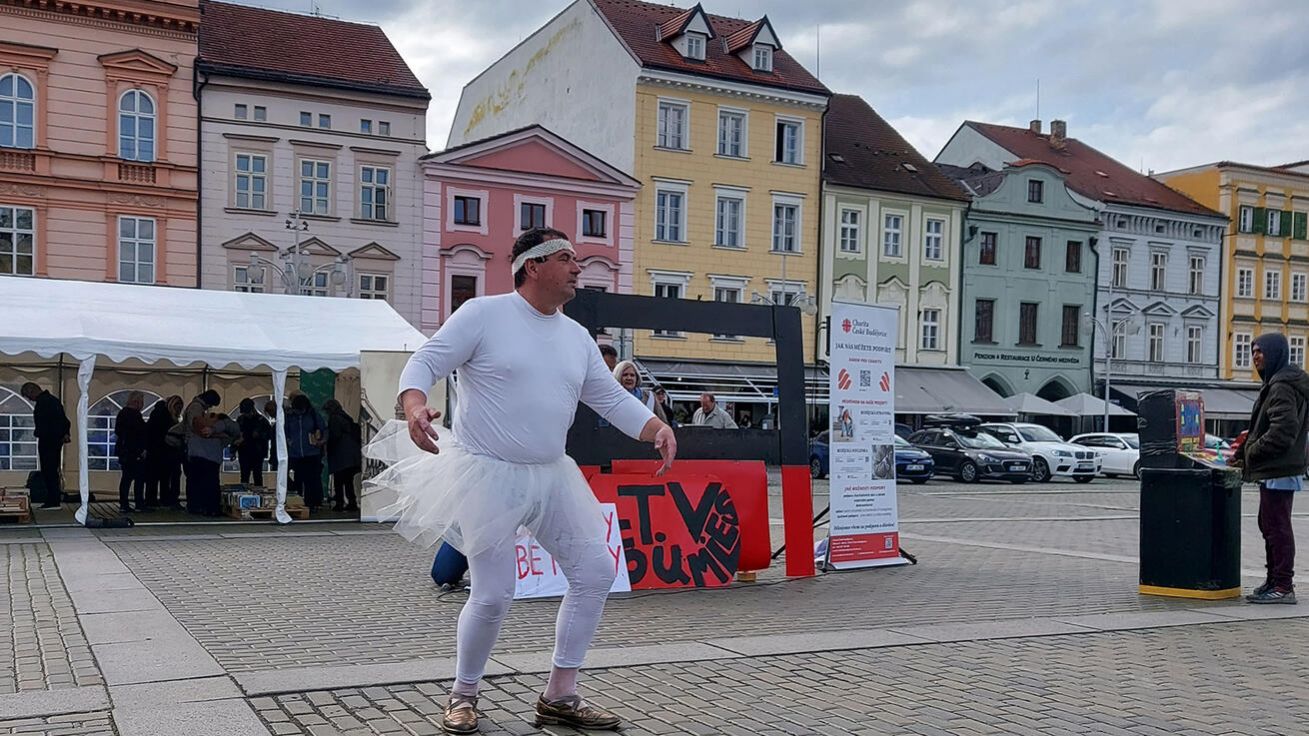 image:Image K festivalu tradičně patří představení Bezdomoveckého divadla v centru města.