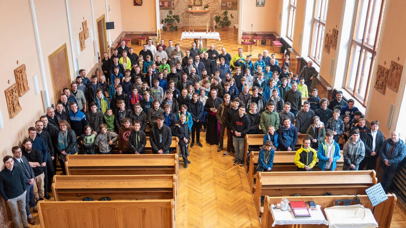 image:Image Na Ministrantský den v olomouckém kněžském semináři se vypravilo zhruba 150 kluků a holek z ostravsko-opavské diecéze. Setkání bylo tentokrát určeno pouze pro druhý stupeň ZŠ a středoškoláky. Po mši svaté s biskupem Martinem Davidem se účastníci vydali poznávat město i prostředí semináře.