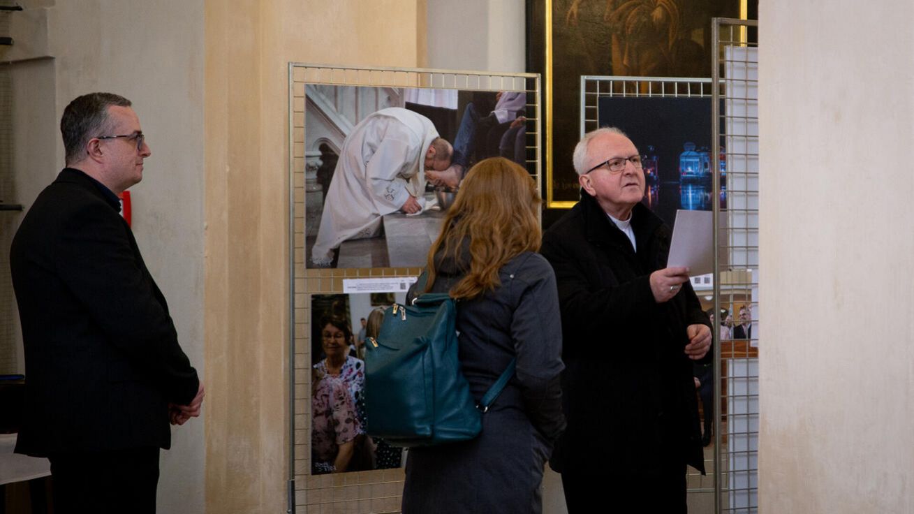 image:Image Výstavu zahájil biskup Jan Baxant a fotograf Jiří Vopálenský.