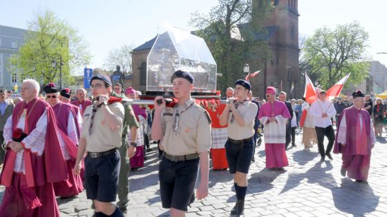 image:Image Relikviář s ostatky sv. Vojtěcha nesli v průvodu skauti.
