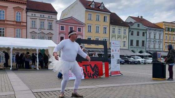 image:Image K festivalu tradičně patří představení Bezdomoveckého divadla v centru města.