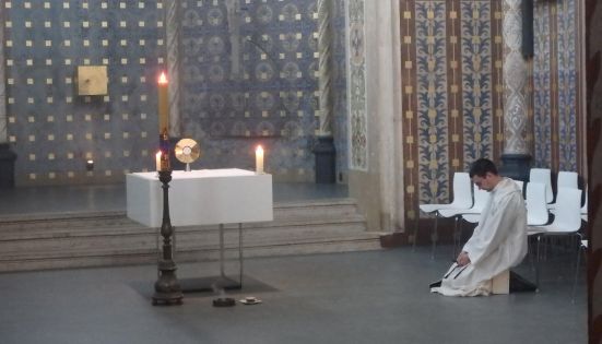 image:Image Modlitbě mužů ve studentském kostele sv. Rodiny předcházela adorace.