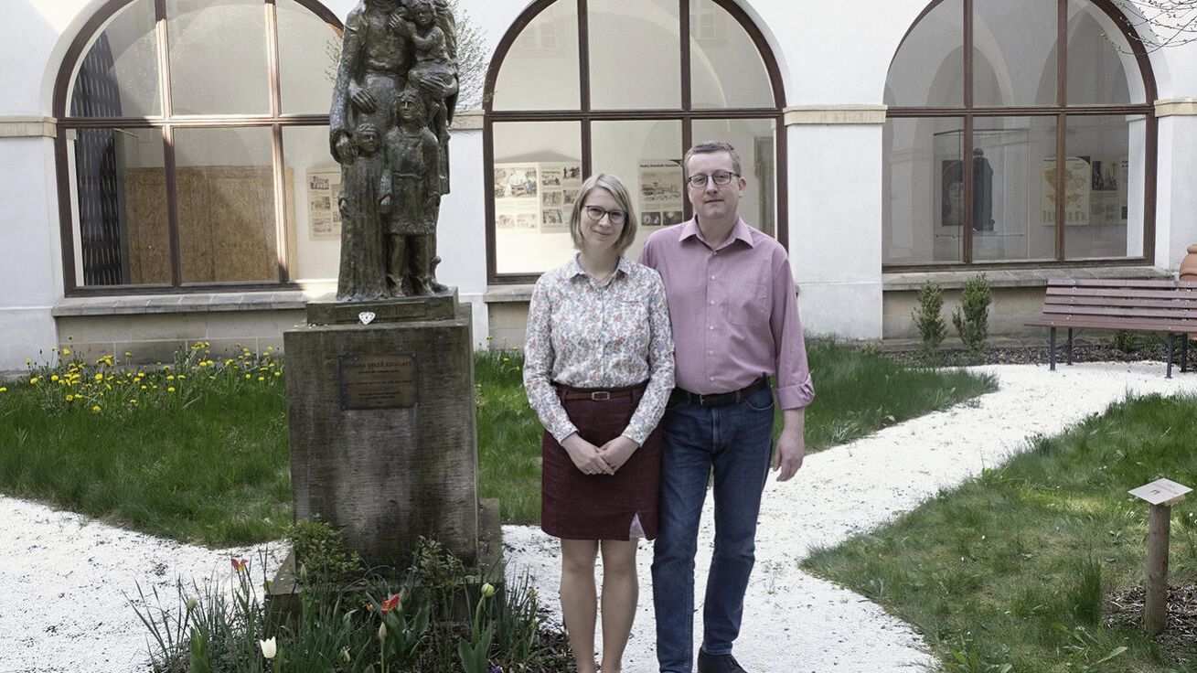 image:Image Klára a Miloslav Žantovi v rajském dvoře kláštera se sochou rodiny sv. Zdislavy.