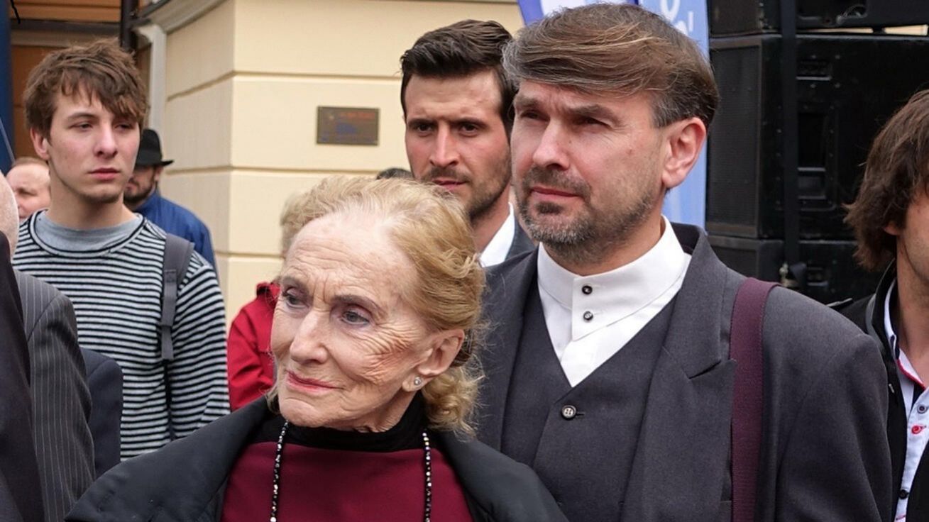 image:Image Pěvkyně s Pavlem Sršněm při přebírání ceny Královéhradeckého kraje v roce 2017.