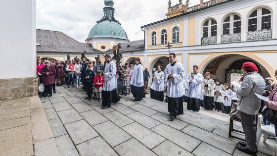 image:Image Liturgický průvod u svatohorského venkovního oltáře při sobotní pouti za duchovní povolání.