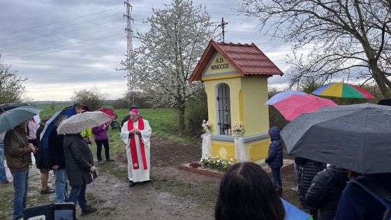 image:Image Nově postavenou kapličku sv. Vojtěcha v Křimicích požehnal emeritní biskup František Radkovský společně s místním duchovním správcem o. Igorem Bibkem.