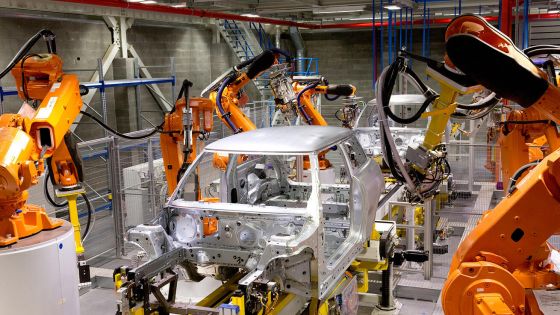 image:Image V továrně na karoserie kultovních autíček Mini v Oxfordu pracují převážně roboti. Lidé jim doplňují materiál a kontrolují výrobky i stav strojů.