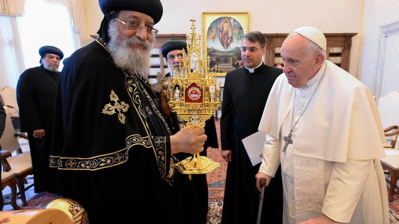 image:Image Tawadros II. a František si darem vyměnili relikvie světců.