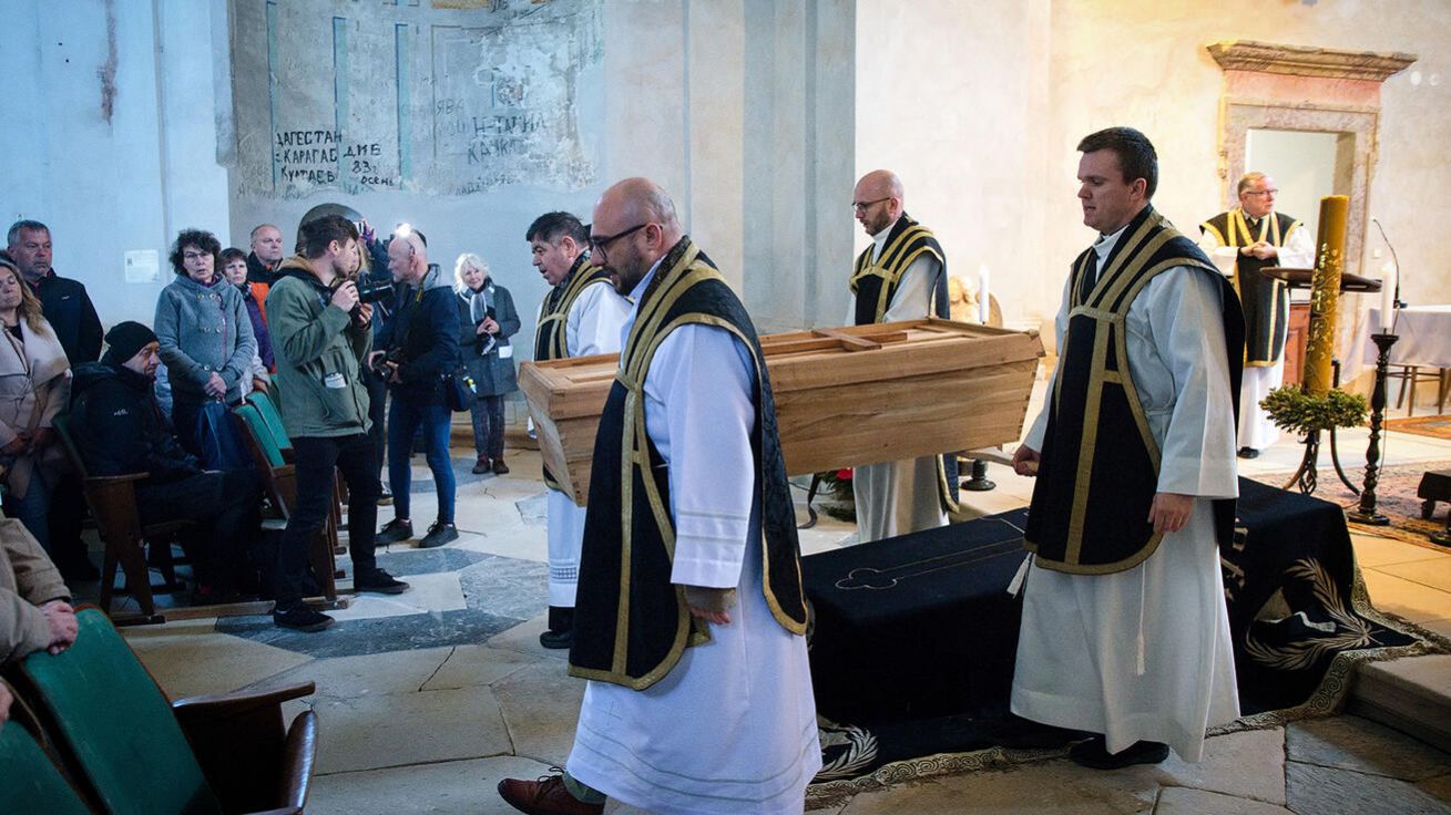 image:Image Uložení ostatků piaristů.