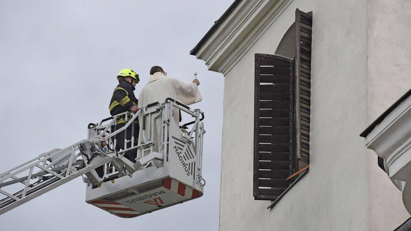 image:Image Biskup Tomáš Holub při žehnání zvonů mezi nebem a zemí z vysokozdvižné plošiny.