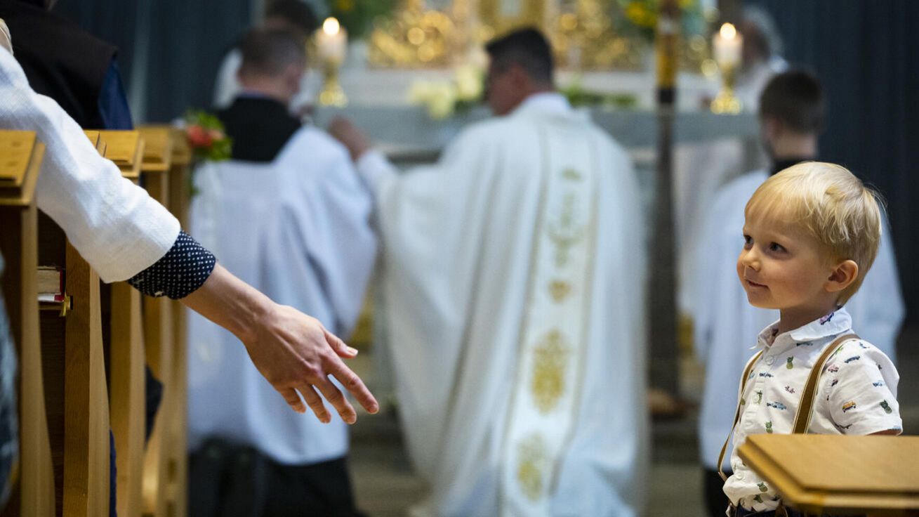 image:Image Oceněné snímky ze soutěže fotografů spolku Člověk a Víra jsou k vidění v Českých Budějovicích.
