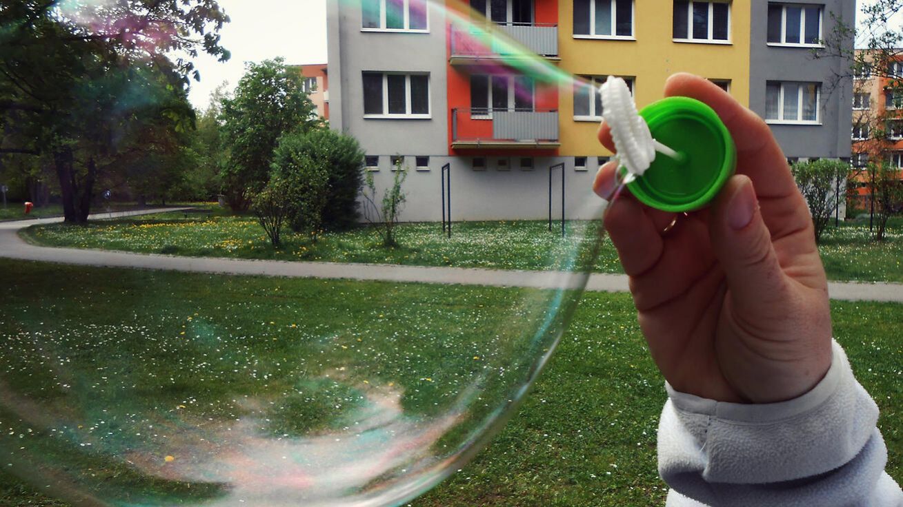 image:Image Jde často jen o mžik, kdy ani nevíme, kdo nám pomohl, kdo se na nás usmál – nějaká laskavá duše odvedle.