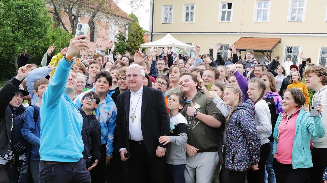 image:Image Biskup Pavel Konzbul prožil s mladými lidmi celý den.