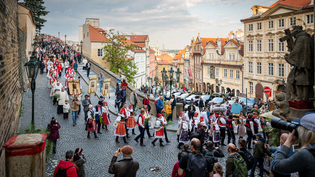 image:Image Nejznámějšího českého světce sv. Jana Nepomuckého minulé pondělí připomněli Pražané během Svatojánské slavnosti Navalis. Po mši svaté v katedrále sv. Víta, Václava a Vojtěcha se konalo procesí Malou Stranou na Karlův most.