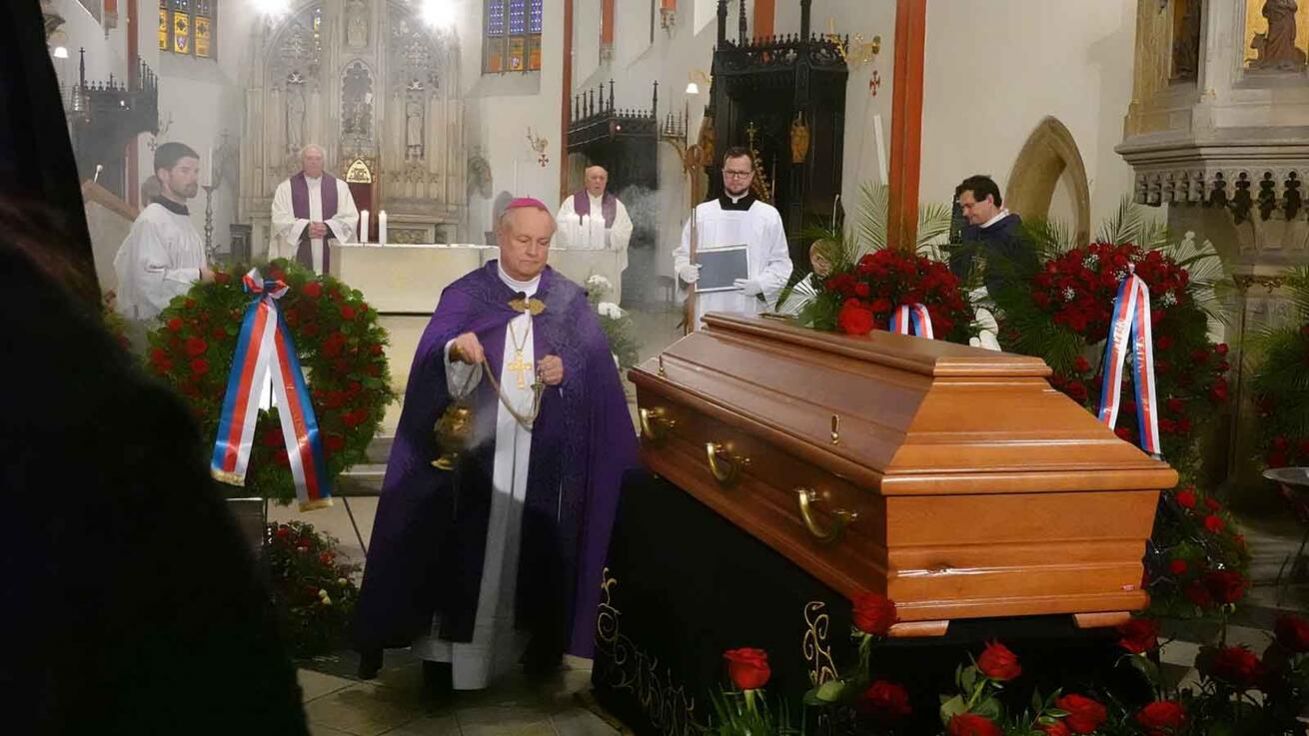 image:Image Zádušní mši sv. za proslulou pěvkyni a herečku sloužil biskup Jan Vokál.