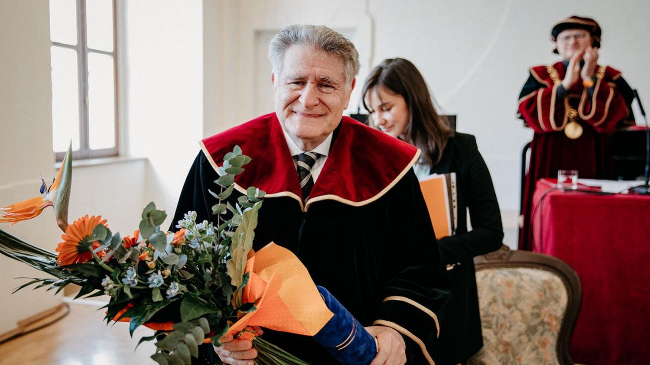 image:Image Za celoživotní nasazení v židovsko-křesťanském dialogu dostal rabín Abraham Skorka v květnu čestný doktorát Trnavské univerzity. „Chtěli jsme v jeho osobě přinést i takový inspirující příklad na Slovensko poté, co tu byl jeho osobní přítel Svatý otec,“ řekl při předávání doktorátu prorektor univerzity Miloš Lichner. „Překvapilo mě to a zároveň jsem měl radost, že si splním přání vidět část židovského Slovenska a Bratislavy,“ uvedl rabín Skorka. K čestnému doktorátu mu pogratuloval i papež František listem (psali jsme v KT 20), ve kterém připomněl své setkání se židovskou komunitou při návštěvě Bratislavy v září 2021.