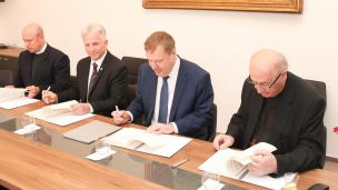 image:Image Do Sněmovny nastupují kaplani