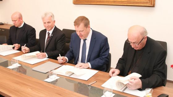 image:Image Arcibiskup Jan Graubner při podpisu memoranda.
