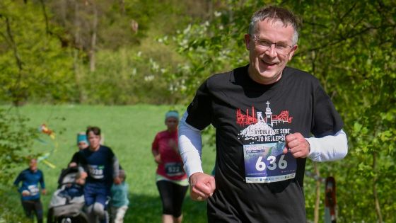 image:Image Biskup Martin David na běžecké trati.