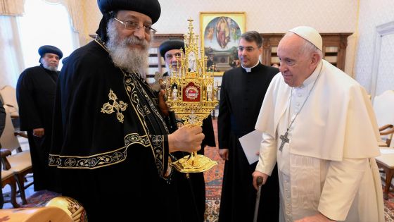 image:Image Tawadros II. a František si darem vyměnili relikvie světců.