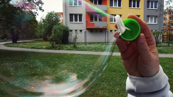 image:Image Jde často jen o mžik, kdy ani nevíme, kdo nám pomohl, kdo se na nás usmál – nějaká laskavá duše odvedle.