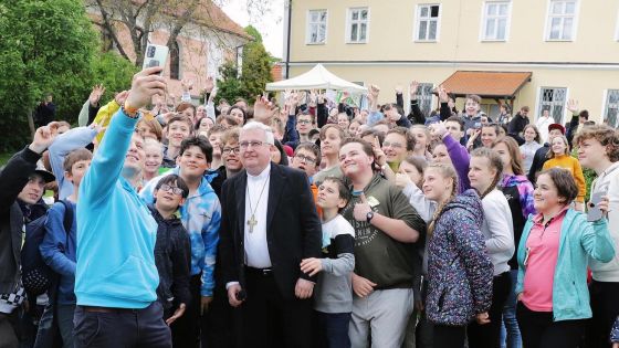 image:Image Biskup Pavel Konzbul prožil s mladými lidmi celý den.