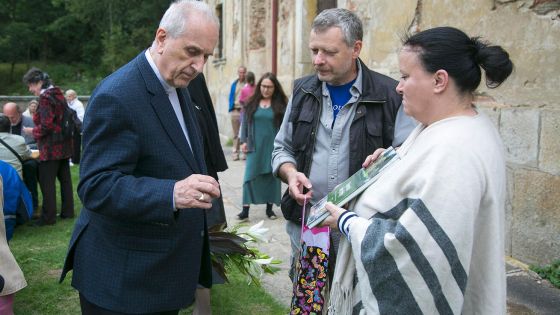 image:Image Biskup František Radkovský na pouti ve Skokách.