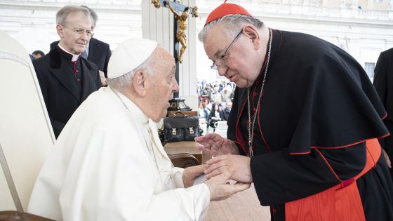 image:Image KRÁTCE PO SVÝCH 80. NAROZENINÁCH se kardinál Dominik Duka vydal do Říma. Při středeční generální audienci pozdravil papeže Františka. O den dříve emeritní pražský arcibiskup sloužil v římské koleji Nepomucenum mši o svátku sv. Jana Nepomuckého, které se kromě bohoslovců zúčastnili i čeští a slovenští krajané v Římě a diplomaté. Součástí slavnosti byla i vzpomínka na kardinála Josefa Berana, který v Nepomucenu zemřel 17. května 1969.