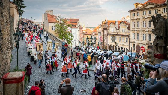 image:Image Nejznámějšího českého světce sv. Jana Nepomuckého minulé pondělí připomněli Pražané během Svatojánské slavnosti Navalis. Po mši svaté v katedrále sv. Víta, Václava a Vojtěcha se konalo procesí Malou Stranou na Karlův most.