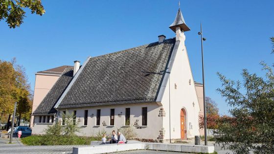 image:Image OBNOVY A POSVĚCENÍ SE DOČKALA „KAPLE SETKÁNÍ“ ve Štrasburku. Evangelická kaplička vyrostla v ústí lávky přes Rýn spojující Francii s Německem po druhé světové válce na znamení smíření mezi oběma zeměmi. Později ji využívali pravoslavní a poté zpustla. Nyní byla zrekonstruována a v polovině května znovu otevřena při dvojjazyčné bohoslužbě. Aby se zdůraznila myšlenka vzájemného setkávání, mají náboženský a komunitní život v kapli, stojící uprostřed rušně se rozvíjející čtvrti, nyní na starost francouzsko-belgická evangelická farářka Roos Van De Keere a její německý protějšek Günther Ihle. „Chtěli jsme něco společného dělat denně, a ne pouze jednou za čas,“ vysvětlila farářka.