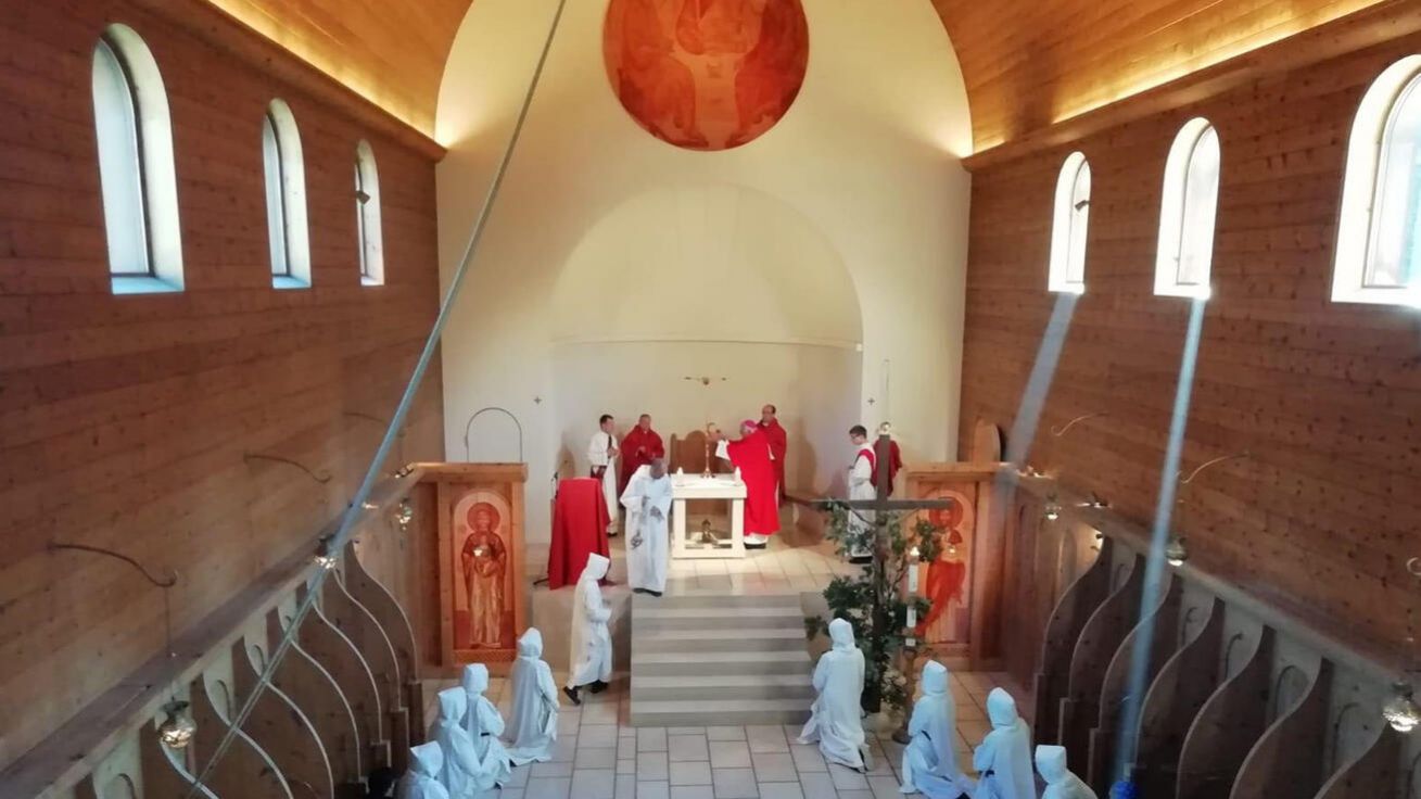 image:Image Mše svatá v klášteře Betlémských mnišek v rakouském Kinderalmu. U oltáře ji slaví biskup Jan Vokál, biskup Josef Kajnek a generální vikář Mons. Jan Paseka.