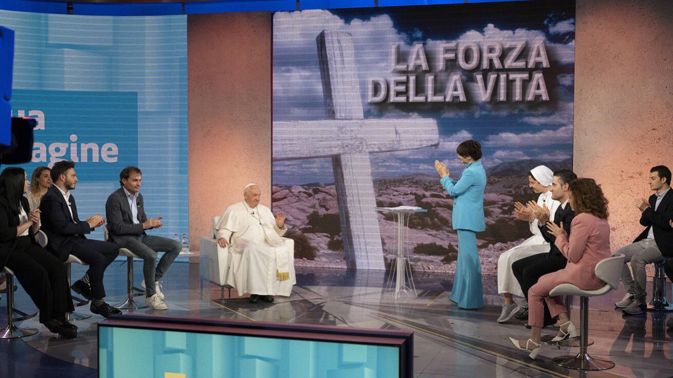 image:Image JAKO PRVNÍ PAPEŽ V HISTORII NAVŠTÍVIL FRANTIŠEK SÍDLO ITALSKÉ VEŘEJNOPRÁVNÍ TELEVIZE RAI, kde přímo ve studiu poskytl rozhovor pro náboženský pořad A Sua immagine (K Jeho obrazu) . Vysílat se bude v neděli 4. června. Papež mluvil o míru, agresivitě ve společnosti, těžkostech každodenního života i významu informovanosti. Samotný pořad vzniká ve spolupráci s italskou biskupskou konferencí a papež při březnové audienci pro televizní pracovníky prozradil, že se občas dívá před nedělní polední modlitbou.