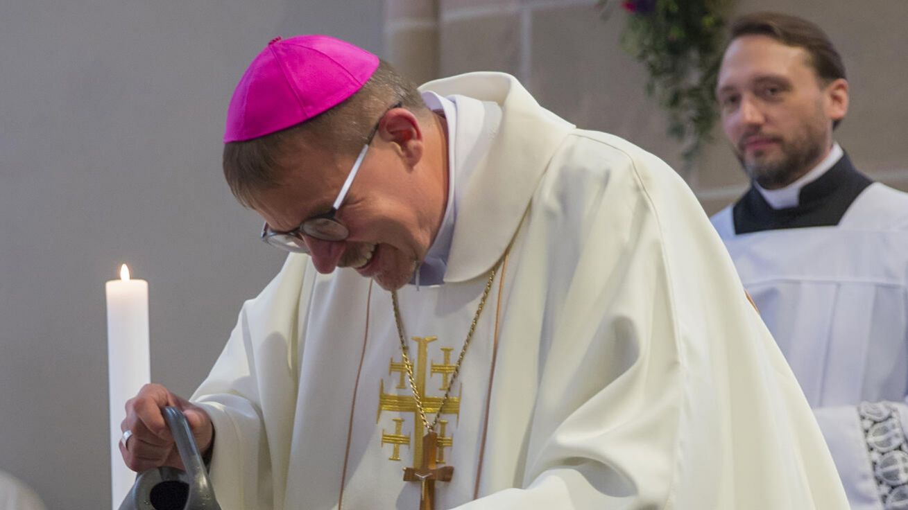 image:Image Při bohoslužbě zasadil biskup Tomáš Holub fíkovník do zeminy přivezené ze všech farností. Strom bude růst jako symbol naděje a jednoty diecéze v Meditační zahradě v Plzni-Doudlevcích.