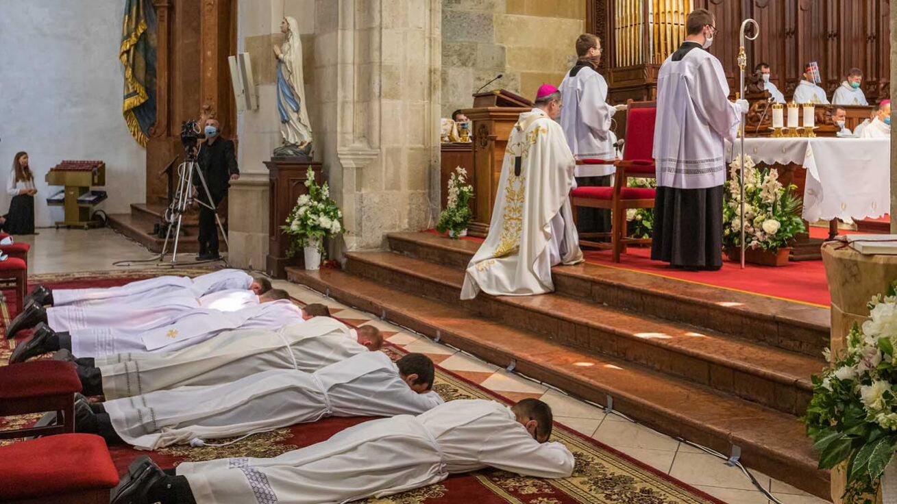 image:Image Prostrace při svěcení vyjadřující odevzdanost a úctu k Bohu.