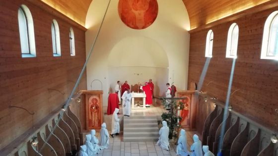 image:Image Mše svatá v klášteře Betlémských mnišek v rakouském Kinderalmu. U oltáře ji slaví biskup Jan Vokál, biskup Josef Kajnek a generální vikář Mons. Jan Paseka.