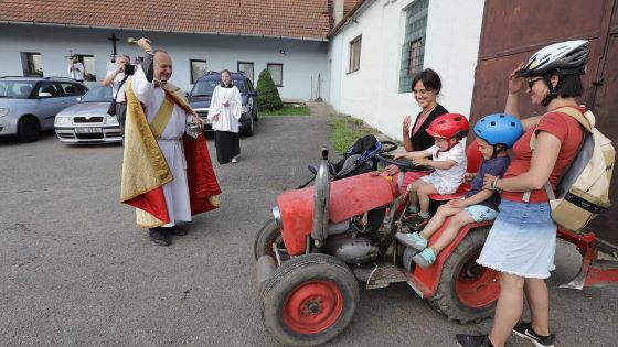 image:Image Jáhen Petr Šplouchal požehnal auta, kola, koloběžky, tříkolky, traktor i skateboardy.