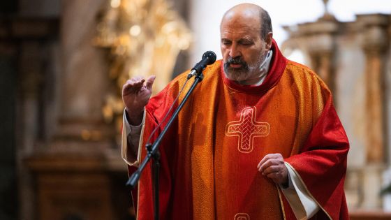 image:Image Měli bychom si všichni osvojit metodu vzájemného naslouchání, meditace a společného rozhodování, radí Mons. Tomáš Halík současné církvi.