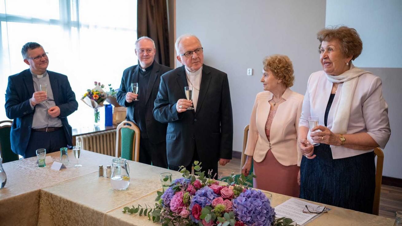 image:Image Na konci května Evě Čenkovičové (vpravo) poděkoval biskup Jan Baxant.