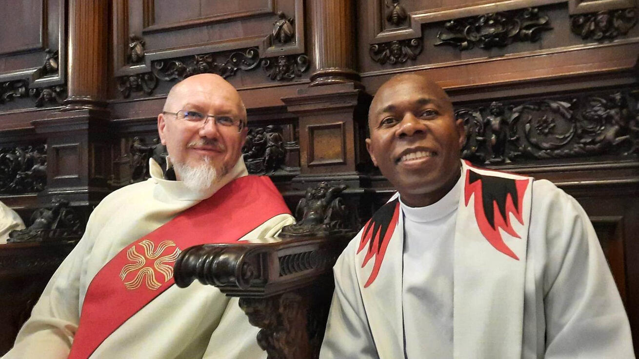 image:Image Jáhen Leoš Halbrštát, ředitel české pobočky PMD, při mši ve vatikánské bazilice spolu s P. Vincentem Mwakhwawou z afrického Malawi, generálním vikářem arcidiecéze hlavního města Lilongwe.