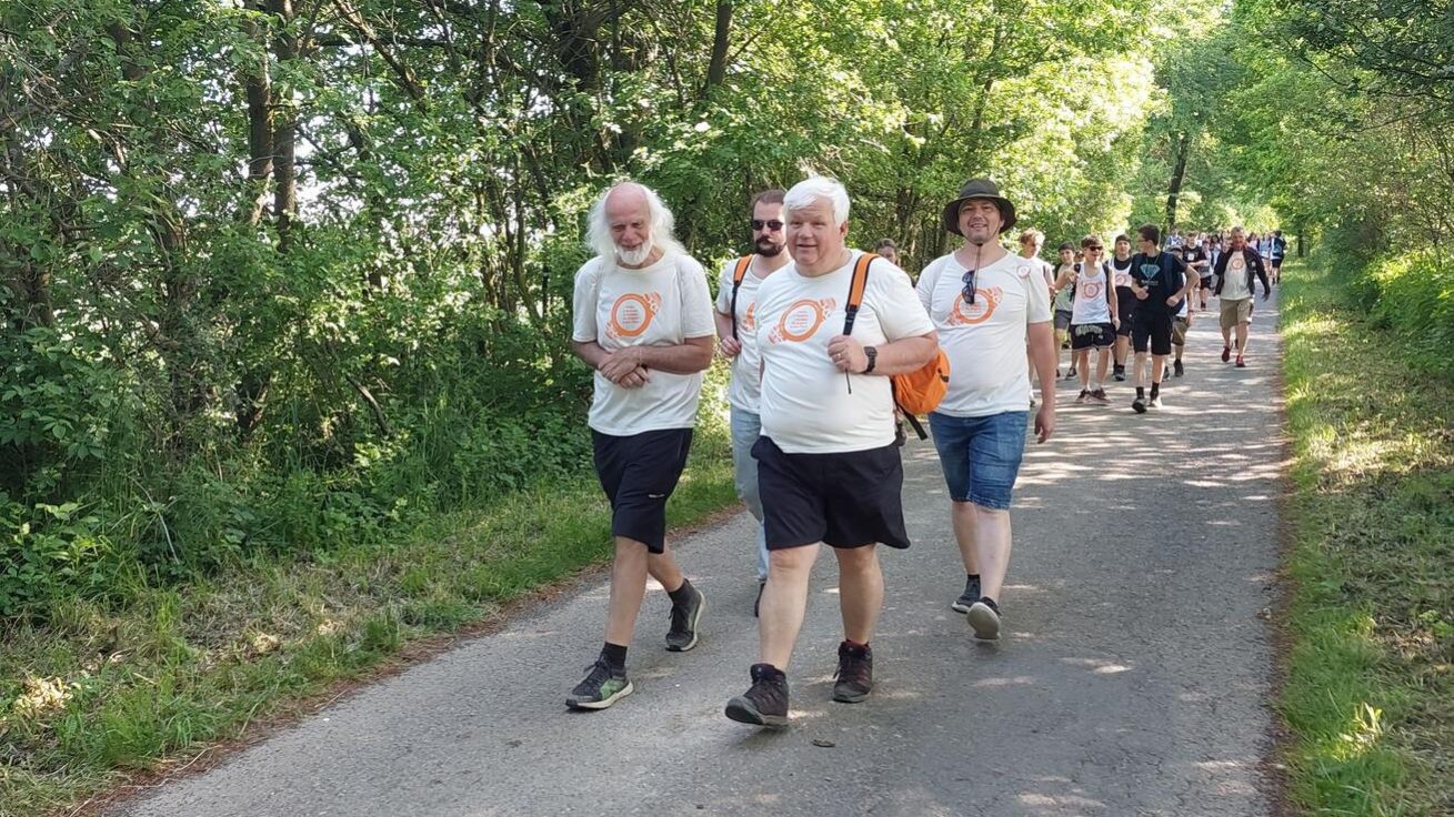 image:Image Hned dvou etap na českém území se zúčastnil i ředitel arcidiecézní Charity Jaroslav Němec (na snímku vpředu).