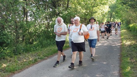 image:Image Hned dvou etap na českém území se zúčastnil i ředitel arcidiecézní Charity Jaroslav Němec (na snímku vpředu).
