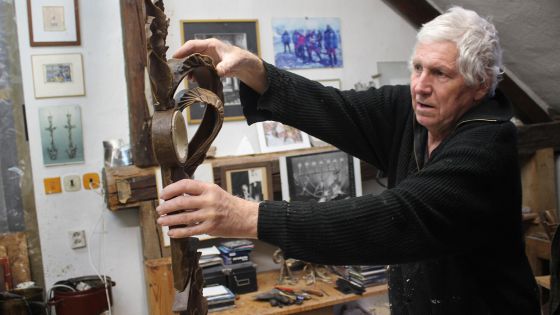 image:Image Otmar Oliva představuje voskový model díla.