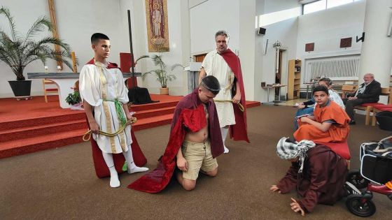 image:Image V Don Boscu se kromě komentované prohlídky výstav odehrály také pašije v podání dětí z oratoře a jejich vedoucích.