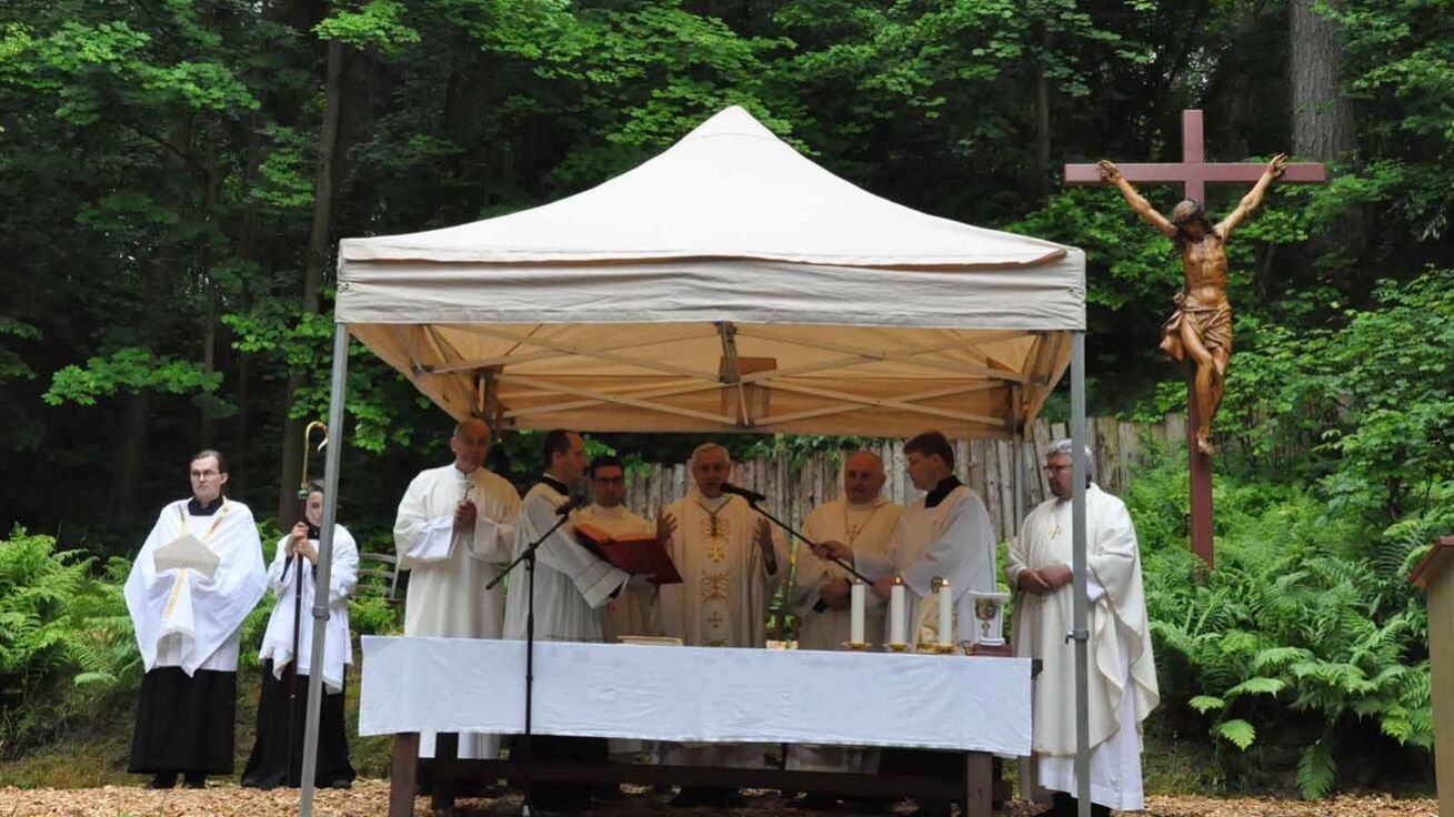 image:Image Mši svatou celebroval v hořickém amfiteátru biskup Vlastimil Kročil.