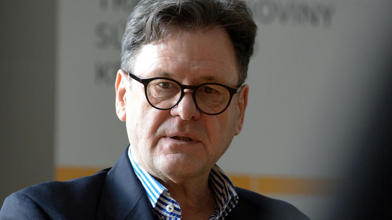 image:Image „Jako někdejšímu komunistovi se mi líbilo, že nejde s davem, klade otázky, které nikdo neřeší, a ozve se, když všichni mlčí,“ říká o Benediktovi XVI. novinář Peter Seewald.