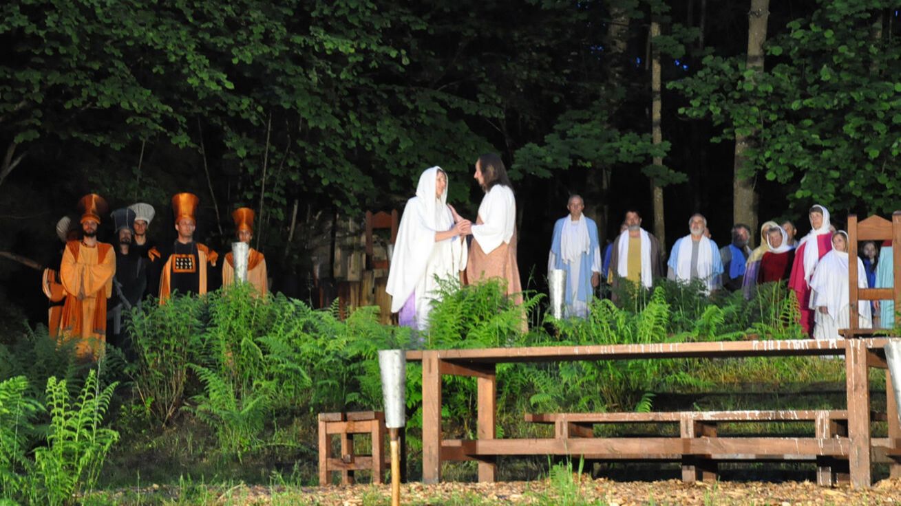 image:Image Představení Hořických pašijových her se zúčastnily desítky herců.